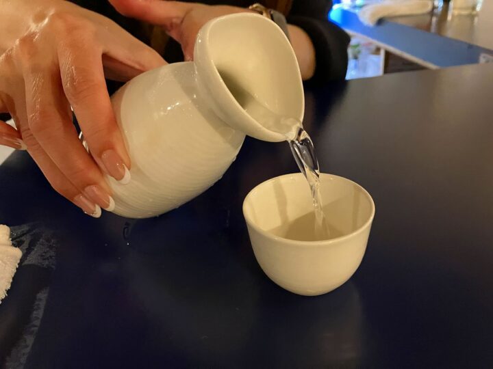 とっくりと盃の距離感が近い。こぼさない絶妙な手元。