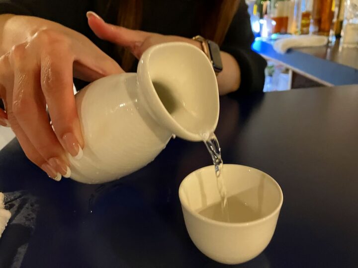 ママがとっくりを傾ける