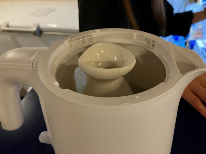 白いポットの中で、じんわりと温まる日本酒