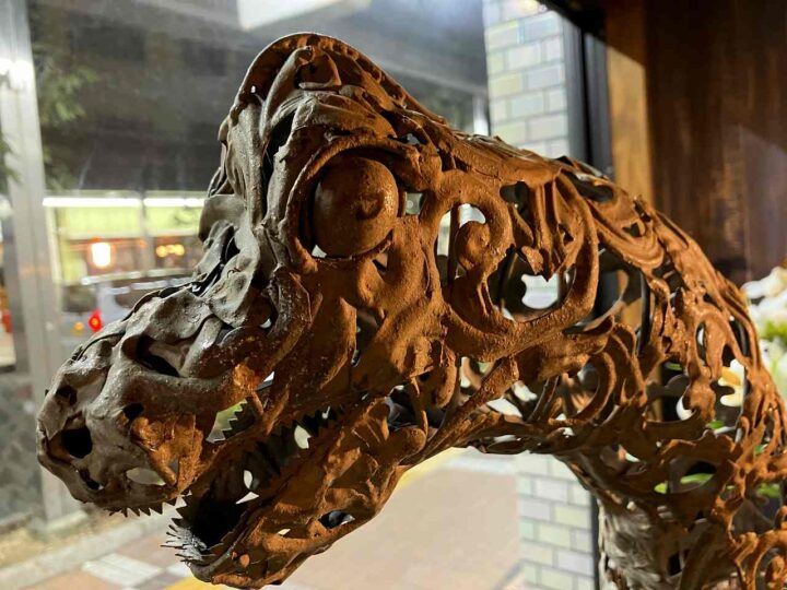 恐竜の横顔は想像以上に精巧。
