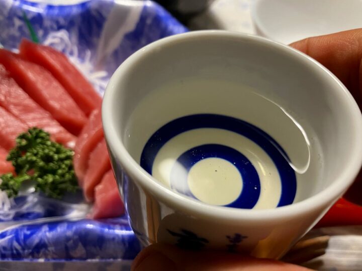 お猪口に注いだ日本酒 ぬる燗