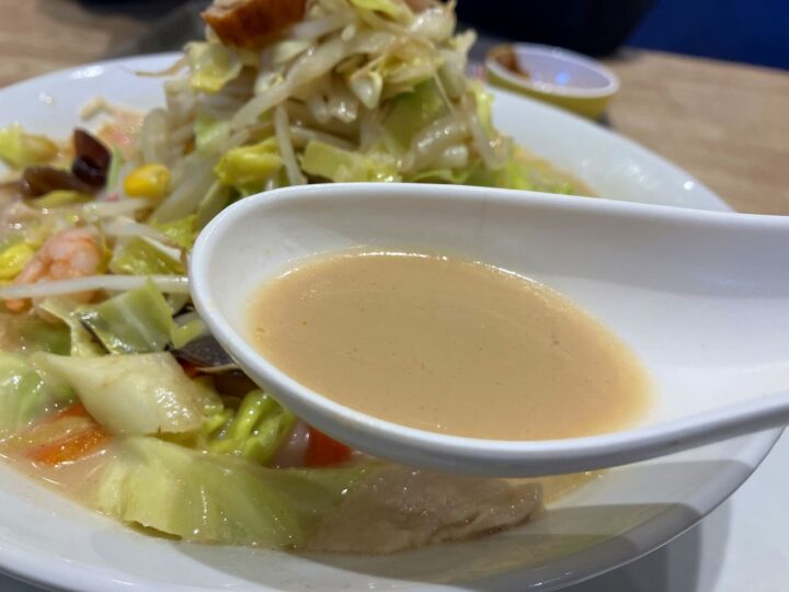 白濁したスープは、まろやかでやさしい味。