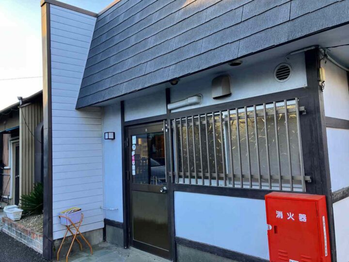 看板のない外観