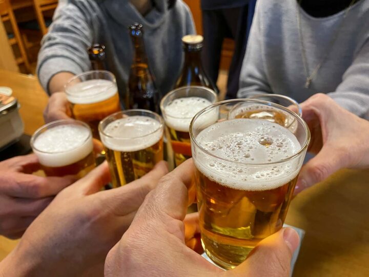 まずはビールで乾杯
6人分のグラスが中央で重なる。