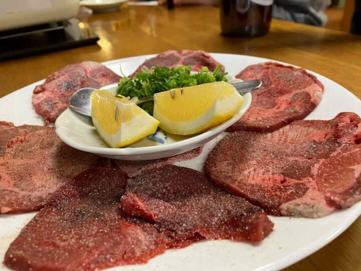 大皿に並ぶ厚切りタン。
中央に刻みネギとレモン。