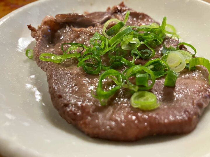 ネギをのせたタン塩