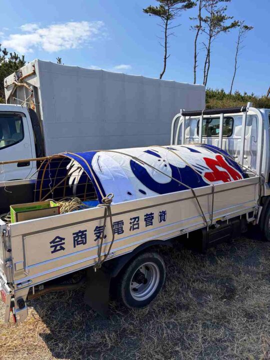 トラックに積み込まれた大凧