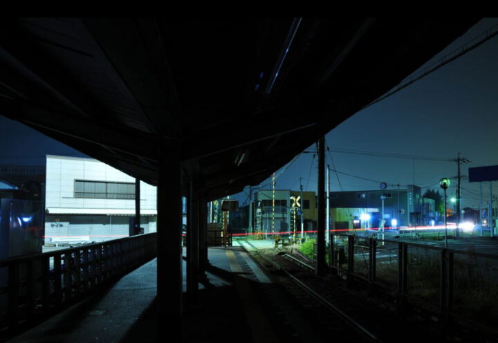 誰もいない夜のホーム