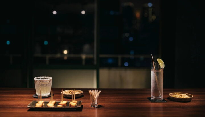 夜の酒場のカウンターに置かれたグラス。停滞する情念を象徴するイメージ