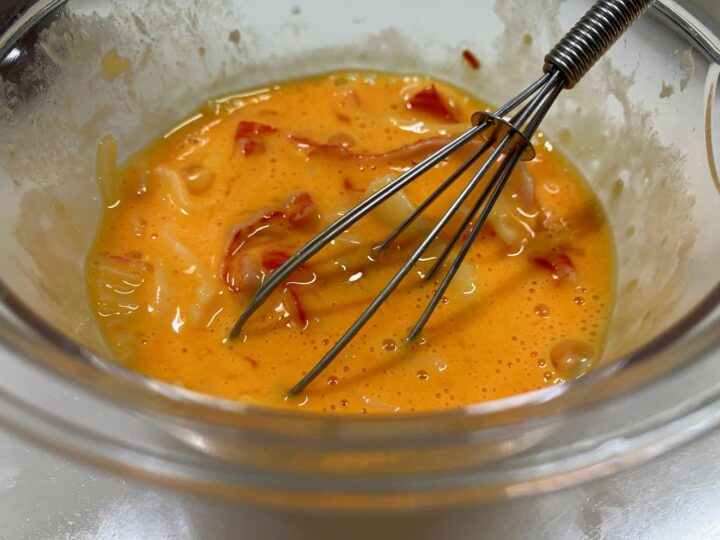 カニカマとマヨネーズを混ぜた卵液