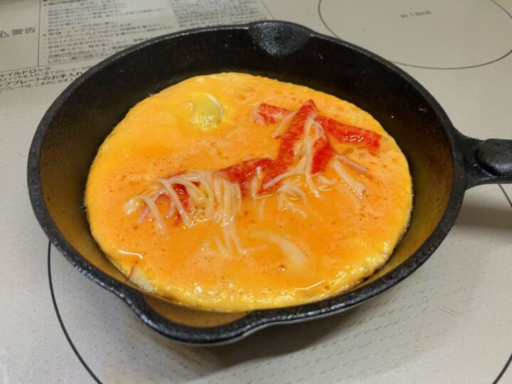 スキレットで焼いている天津飯用の卵