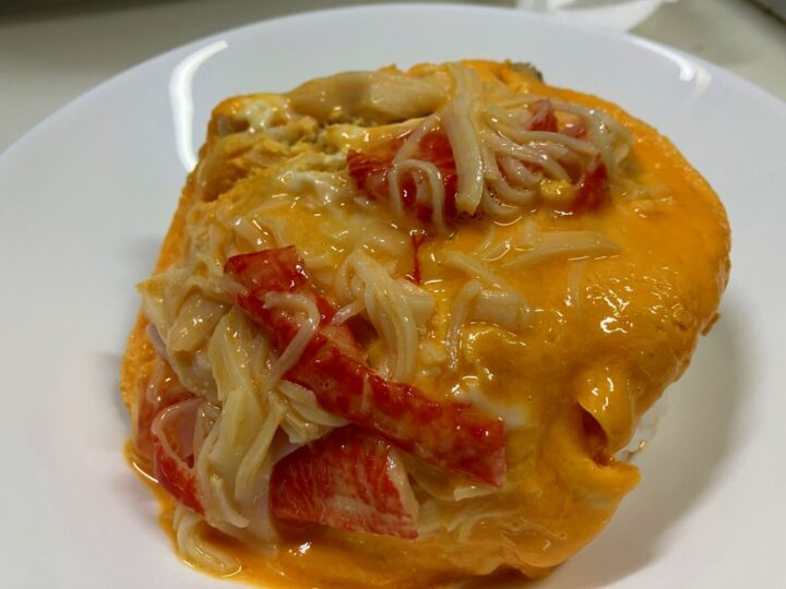 ごはんの上にのせたふわふわ天津飯