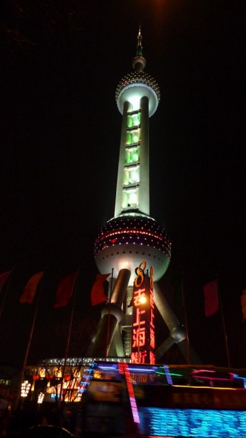 近未来のタワーは 東方明珠電視塔またの名を上海テレビ塔