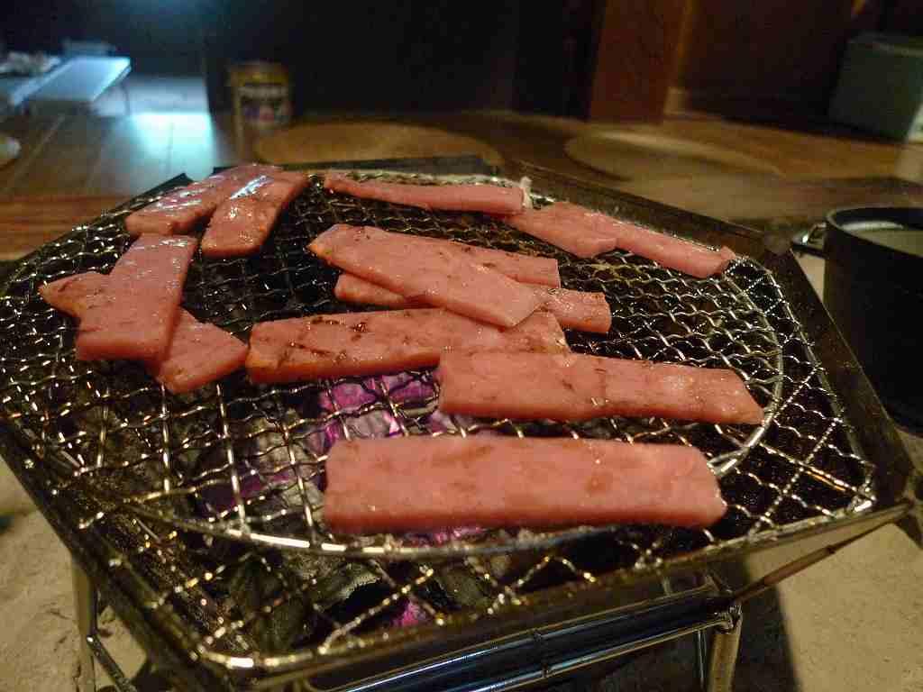 焼きハムに新鮮野菜そしてトロトロ玉子のホットサンドを囲炉裏で楽しむ