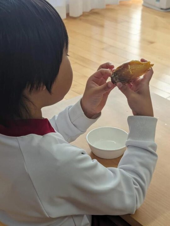 こども園のみなさんに顧問からのお年玉は芋音の壺やきうなぎいも