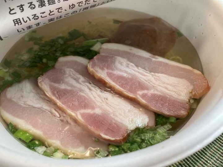 ニュータッチの凄麺で好きな京都にハムを入れて高級感たっぷり