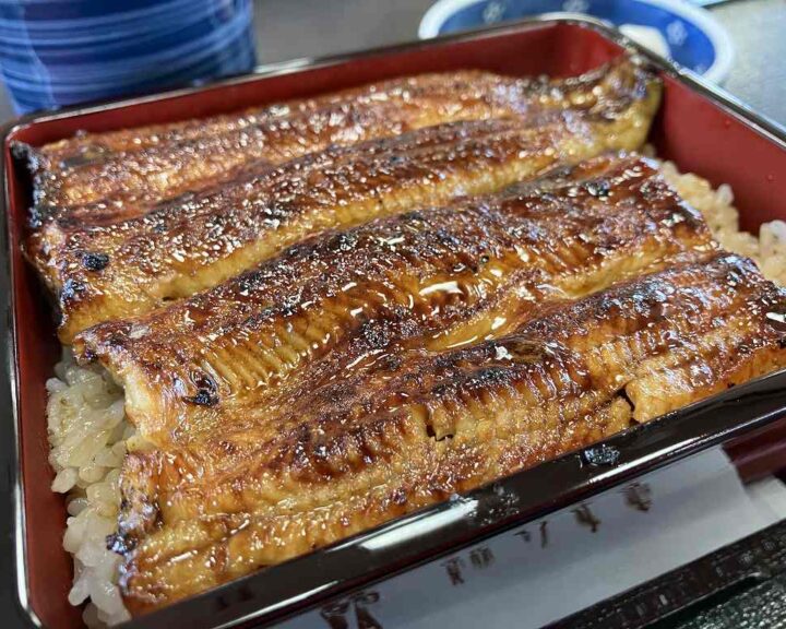 土用の丑の前に小山城入口の鰻専門店 吉田町の八木秀