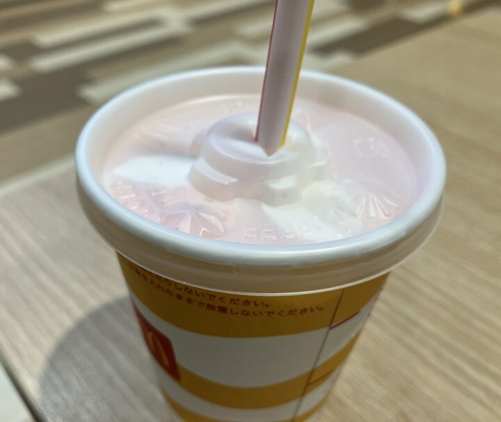フードコートの楽しみは手軽なマックシェイクのストロベリー