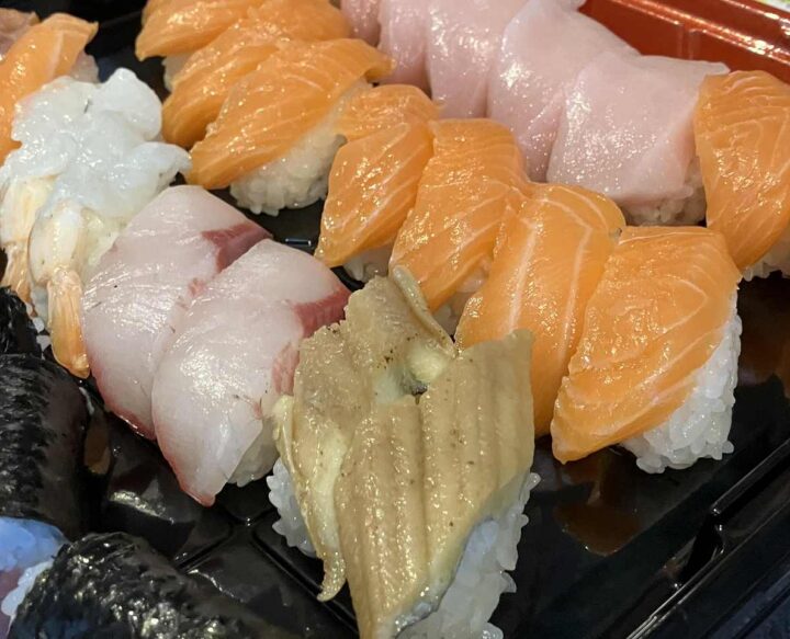 お昼にお寿司が食べたくなったと娘がはま寿司でお好み盛り合わせ