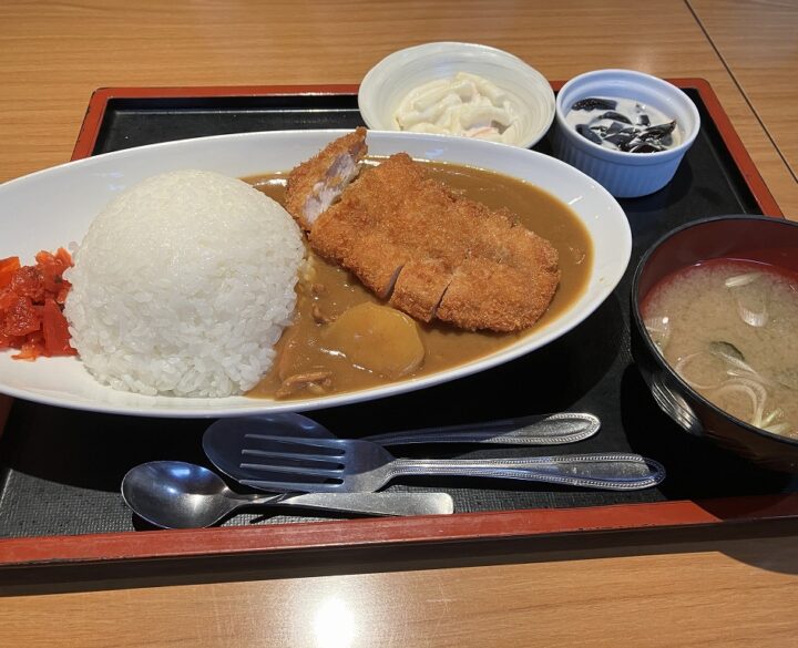 駐車場がいつも満車で気になっていた信濃追分のおらんち食堂