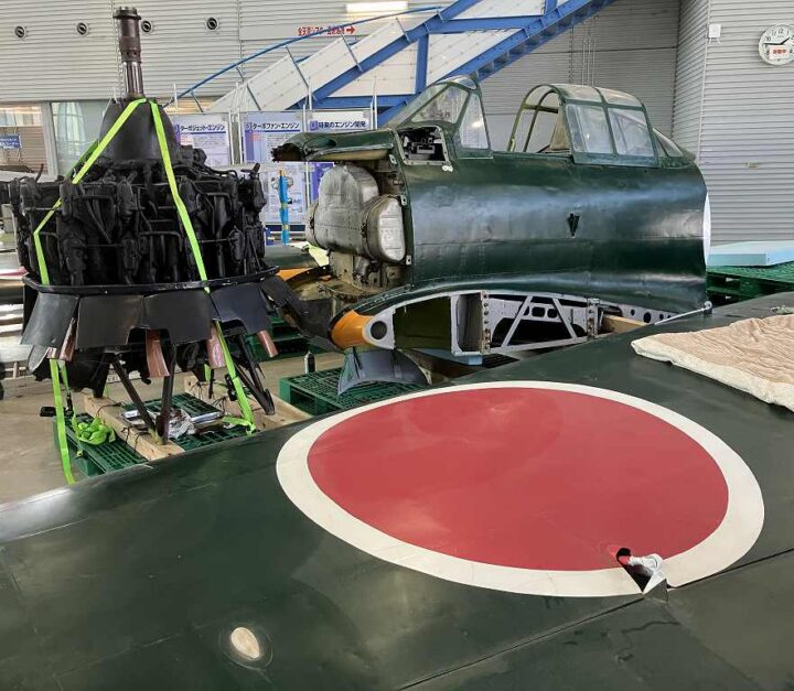 航空自衛隊浜松基地の広報館エアパークで分解されたゼロ戦