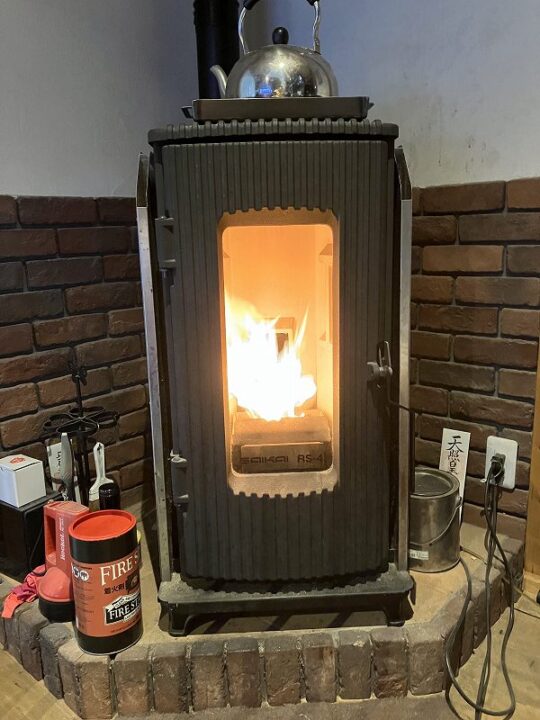 寒波到来でも大丈夫 じんわり温かいペレットストーブ