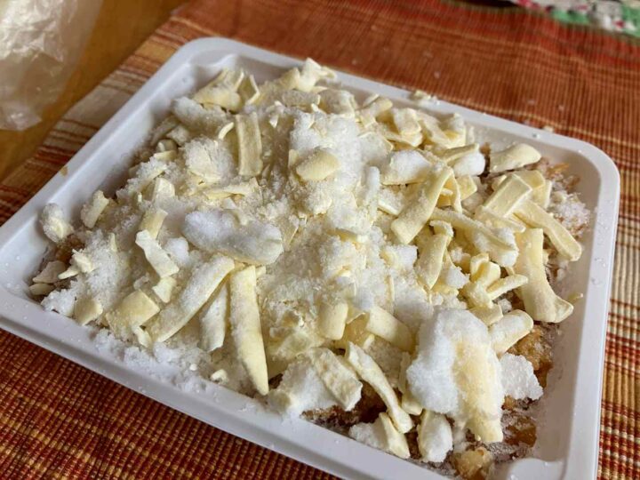 シュレッドチーズをたっぷりかける