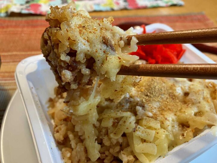 伸びるチーズが美味しさを語る