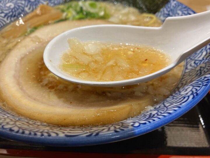 レンゲですくうと、背脂がきらめく。