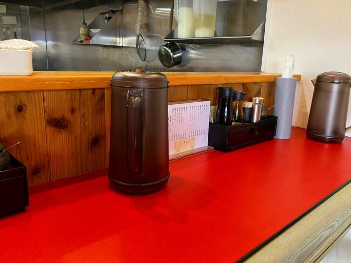 赤いカウンター席が印象的。