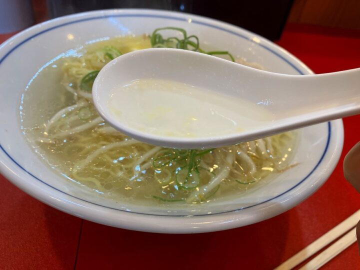 スープはあっさり系。塩味は穏やかで、バターがコクを足す構成。