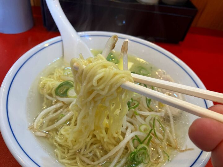細麺がすっと持ち上がる。