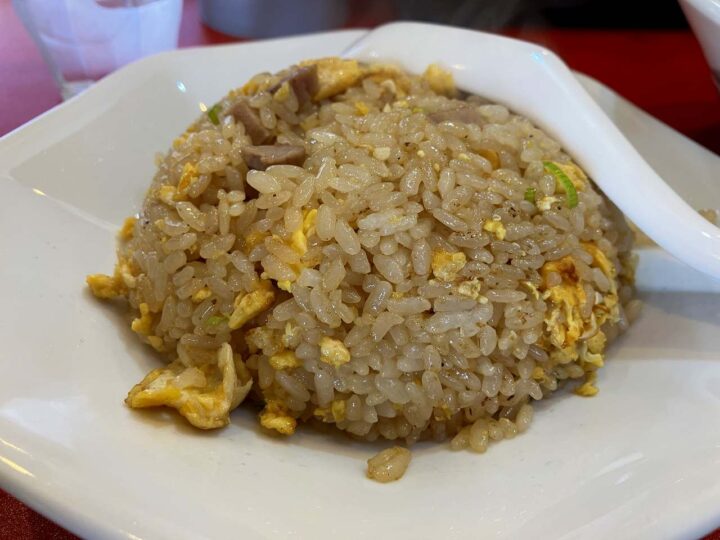 山のように盛られたチャーハン