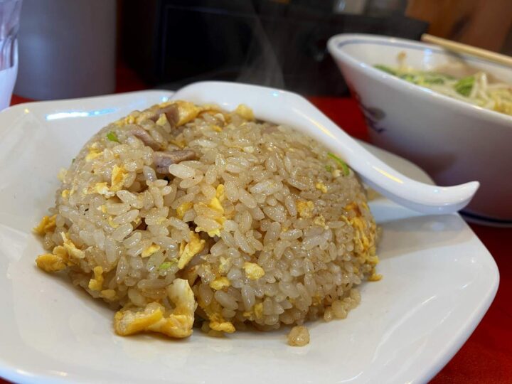 浜北のいこいらーめんで人気の塩バターラーメンとチャーハン