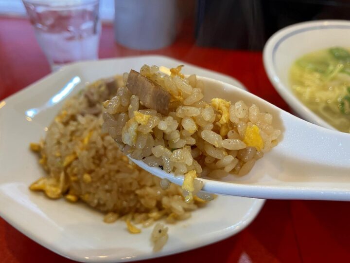 レンゲですくうと、しっとり系の仕上がり。