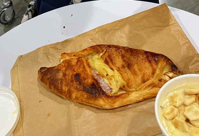 クロワッサンハムチーズとクラムチャウダー