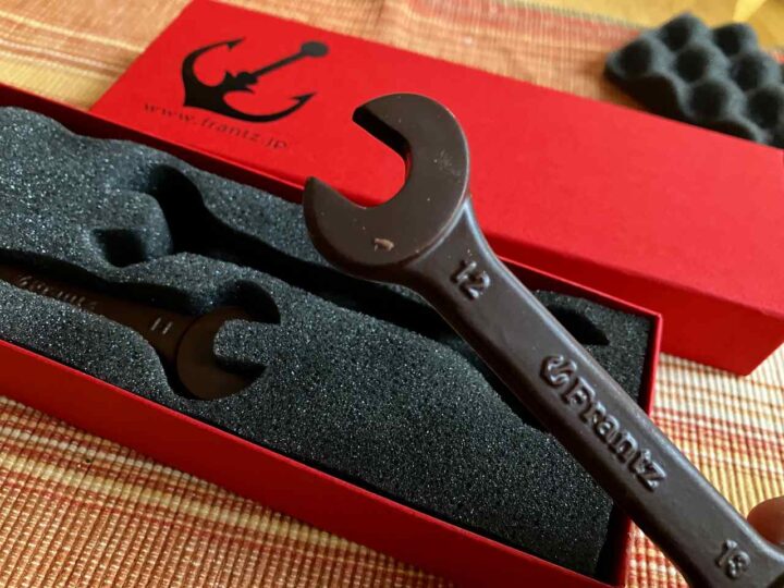 赤いパッケージに収まるレンチ型チョコレート