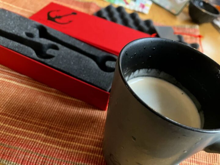 ブラックコーヒーと工具チョコレート