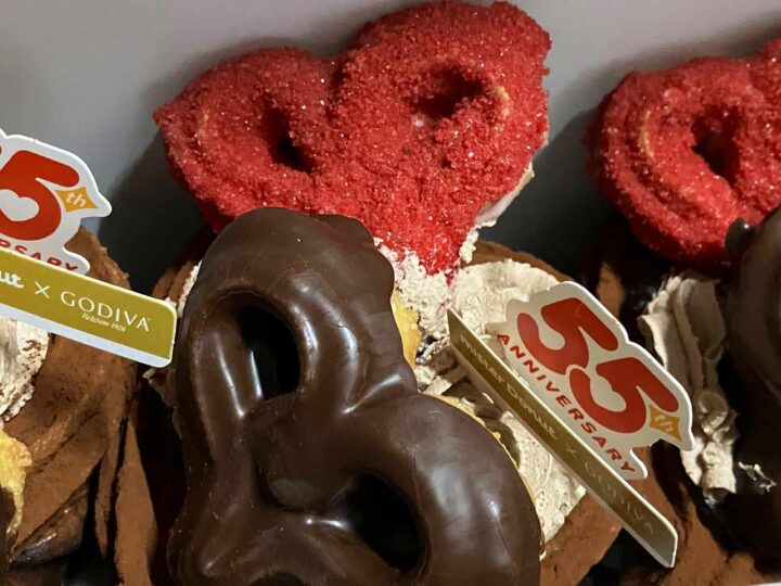 中央に鎮座するトリオハート。ショコラドーナツの上に、艶やかなチョコレートで包まれたハートチュロ。