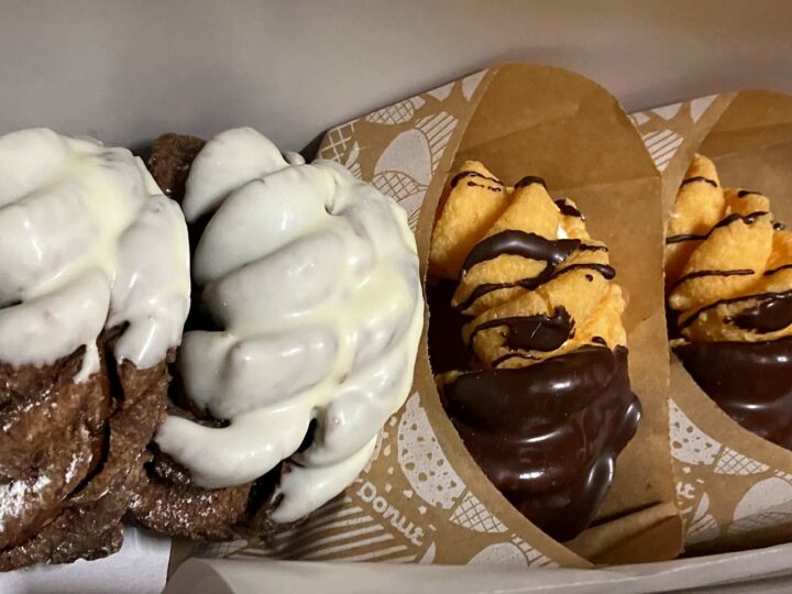 チョコレートの香りがふわり。ホワイトチョコがたっぷりとかかったショコラ生地と、チョコでコーティングされたチュロの対比。