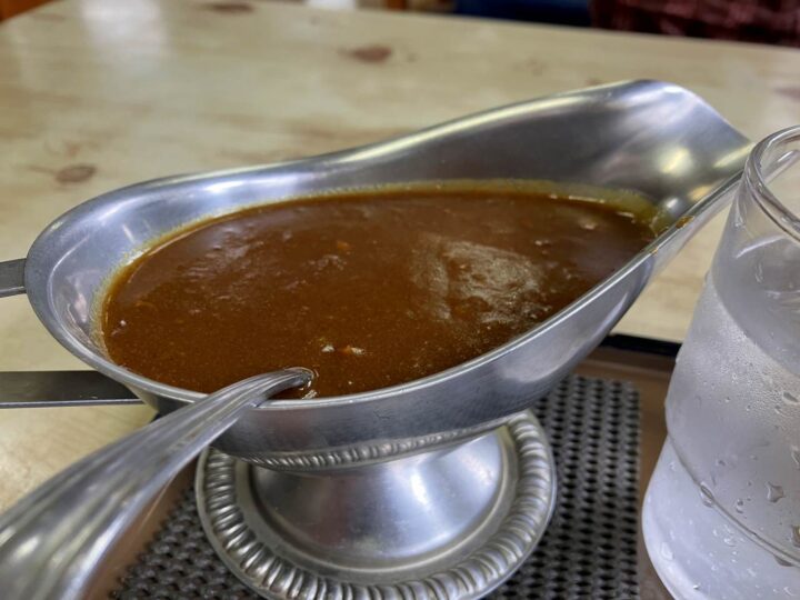 クラシカルな容器に入ったカレールー。