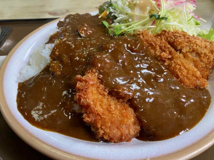 カツにカレーがかかった瞬間。