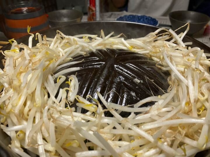 中央が盛り上がった陶器製ジンギスカン鍋と山盛りのもやし
