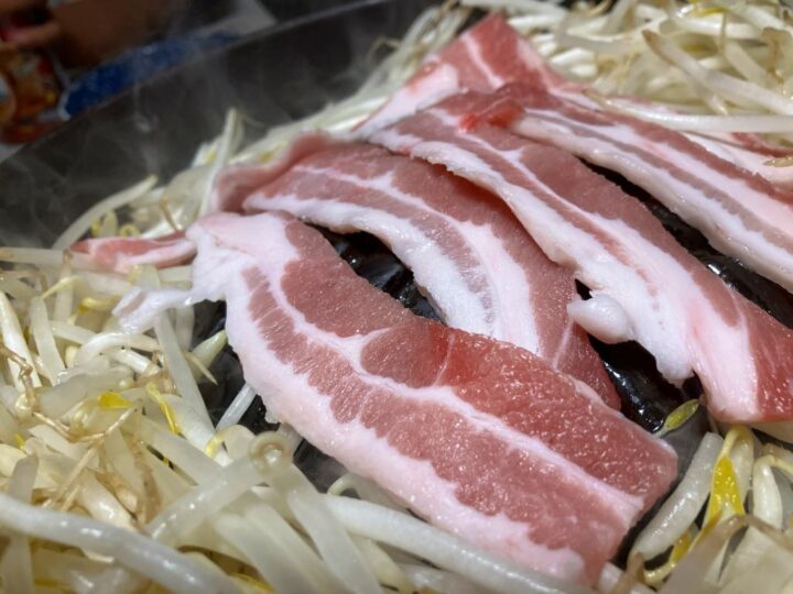 焼け始めた豚三枚肉のアップ写真