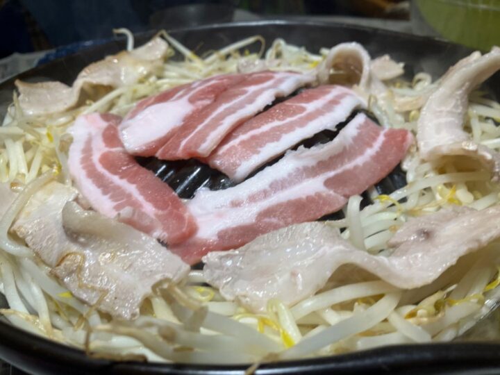 陶器製のジンギスカン鍋を引っ張り出して家族がそろう夕食