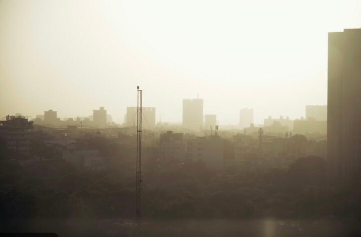遠景の霞んだ街並み