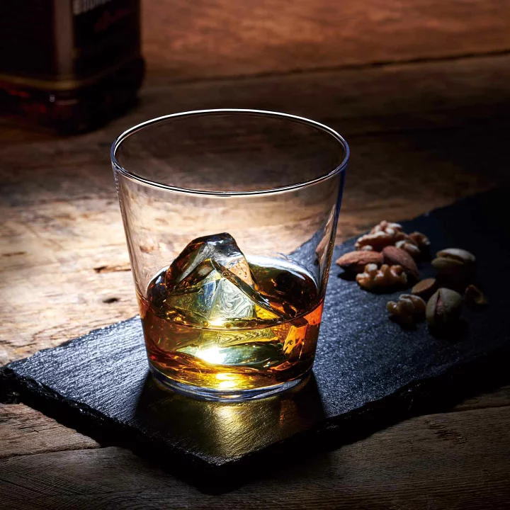 夜の静かな時間を感じさせる酒のグラス