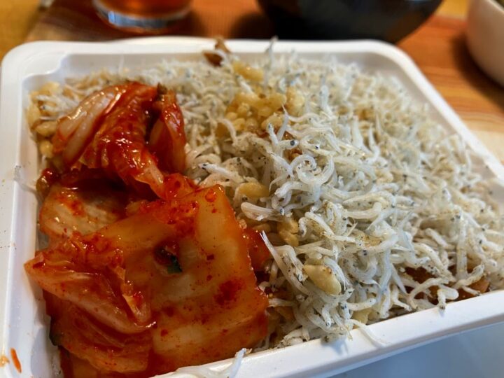 魚松のとりめしに遠州灘産シラスと山椒にキムチをトッピング