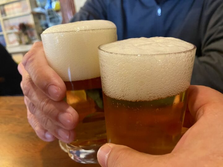 まずはビールで乾杯
まずは定番。迷いなしの一杯。
