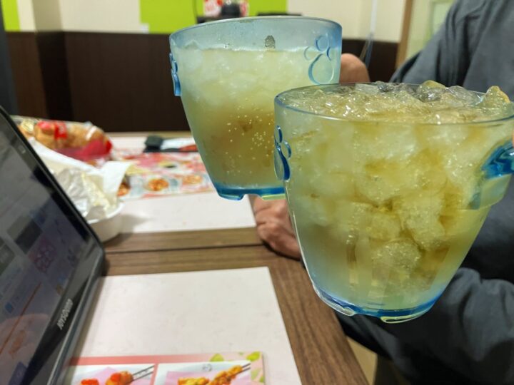 氷たっぷりのグラスに注がれたハイボールがテーブル越しに並ぶ様子